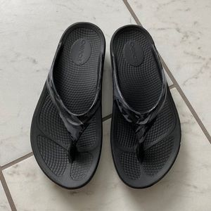 NWOT Women’s OOFOS Original “OOLALA” Limited Foam Sandals size 7